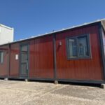 eladó újszerű állapotú 8 x 3 m mobilház, barna, konyhával, fürdőszobával