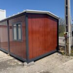 eladó újszerű állapotú 8 x 3 m mobilház, barna, konyhával, fürdőszobával
