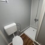 eladó újszerű állapotú 8 x 3 m mobilház, barna, konyhával, fürdőszobával
