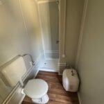 eladó újszerű állapotú 8 x 3 m mobilház, barna, konyhával, fürdőszobával