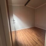 eladó újszerű állapotú 8 x 3 m mobilház, barna, konyhával, fürdőszobával