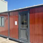eladó újszerű állapotú 8 x 3 m mobilház, barna, konyhával, fürdőszobával
