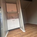 eladó újszerű állapotú 8 x 3 m mobilház, barna, konyhával, fürdőszobával