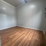 eladó újszerű állapotú 8 x 3 m mobilház, barna, konyhával, fürdőszobával