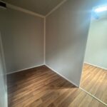 eladó újszerű állapotú 8 x 3 m mobilház, barna, konyhával, fürdőszobával