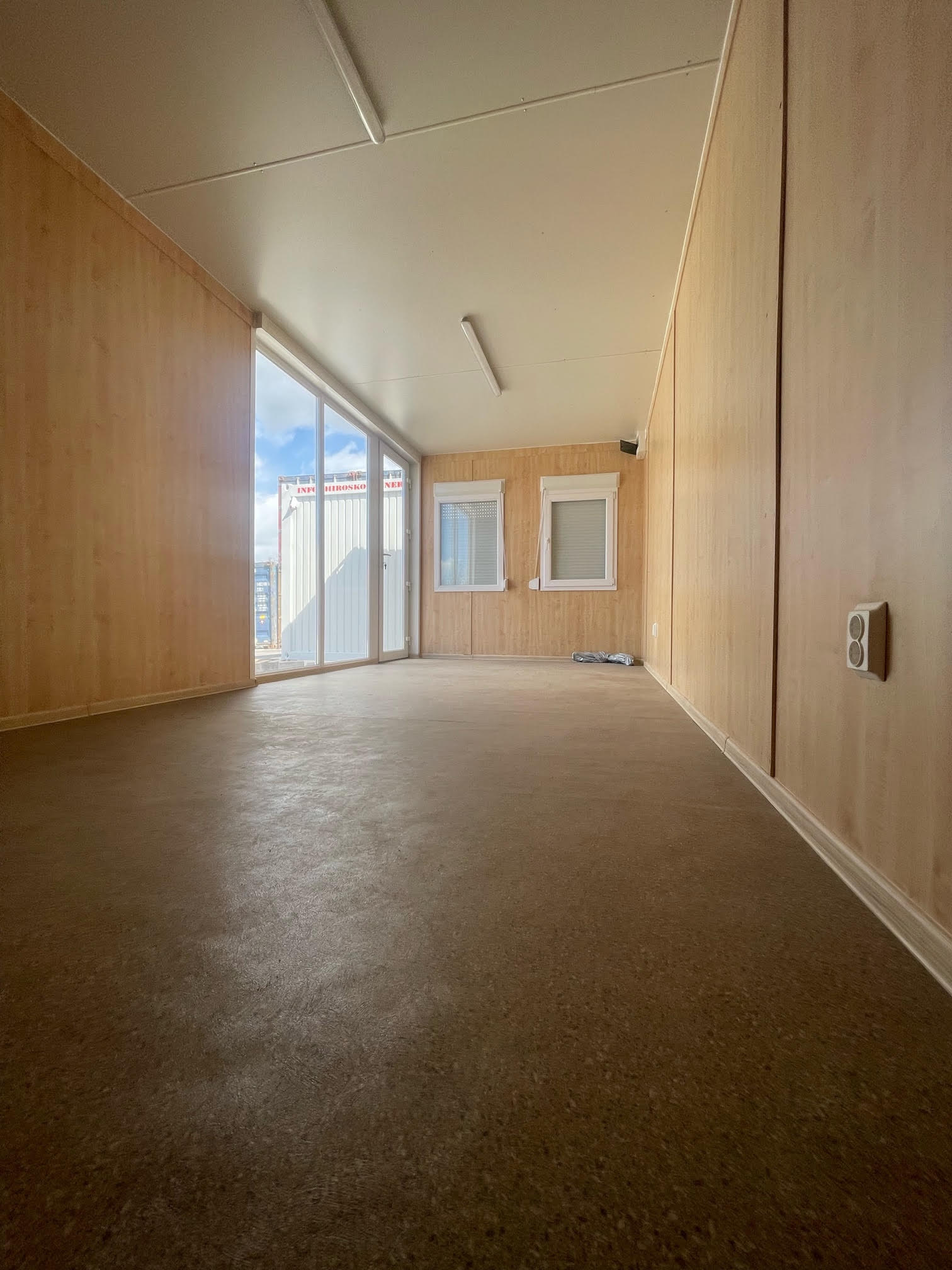 egyedi méretű irodakonténer panoráma kivitelben