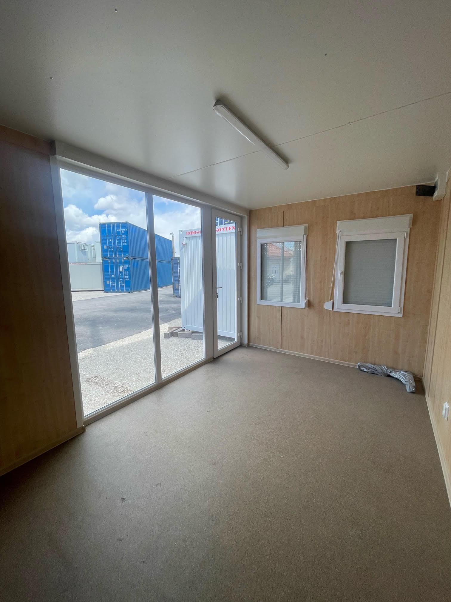egyedi méretű irodakonténer panoráma kivitelben